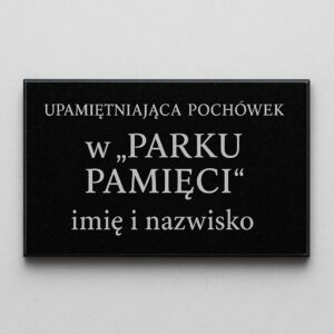 Tabliczka upamiętniająca – czarny kamień (Park Pamięci)
